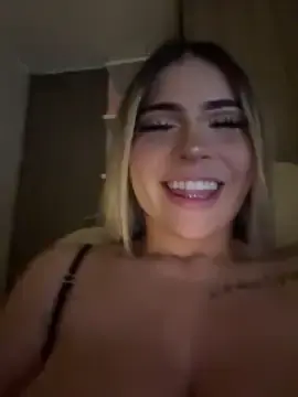 Stripchat Live Sex Cam of MiaWhitePink_