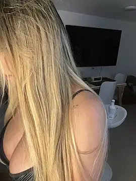 Stripchat Live Sex Cam of MiaWhitePink_