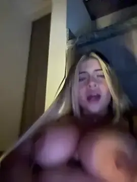 Stripchat Live Porn of MiaWhitePink_