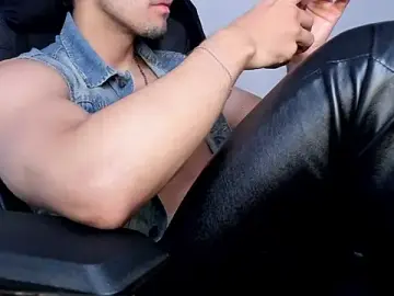 Stripchat Nude Webcam of Tommy_Bred