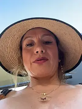 Stripchat Sex Cam of angelitasexy81