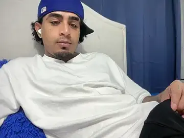 Stripchat Live Sex Cam of dominic_brandd23