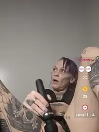 Stripchat Free Porn Cam of MommyMisfit