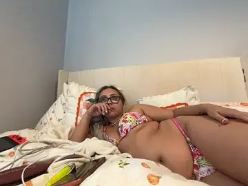 Stripchat Watch Live Sex Cams of petitelucyXoxx
