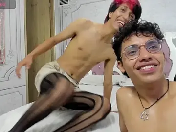Stripchat Live Sex Cam of wildboy22_