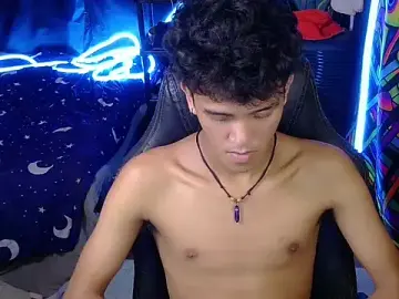 Stripchat Sex Cam of hugekenbigcock