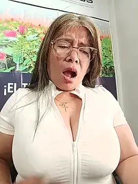 Stripchat Free Porn Cam of __valentina18