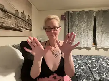 Stripchat Live Sex Cam of Curvy-Jinx