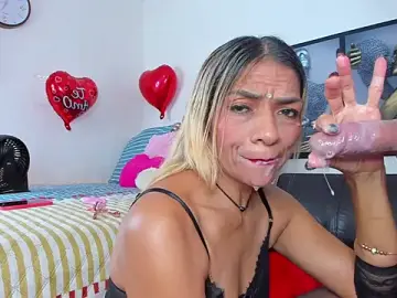 Stripchat Nude Webcam of Angeline_focus