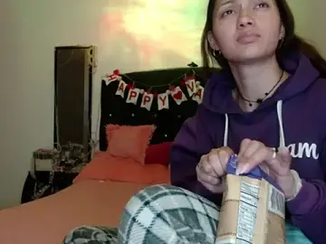 Stripchat Free Porn Cam of holy_juli