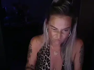 Stripchat Live Sex Cam of xMystiqueMavenx