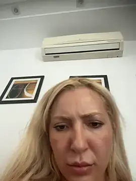 Stripchat Sex Cam of Juuhschmitt