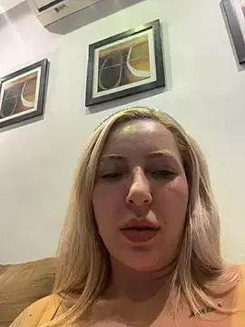 Stripchat Live Sex Cam of Juuhschmitt