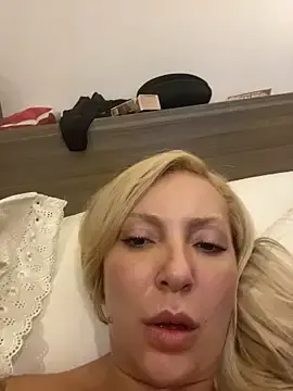 Stripchat Sex Cam of Juuhschmitt