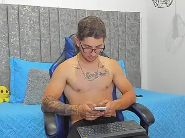 Stripchat Free Porn Cam of Calvin_Hunter