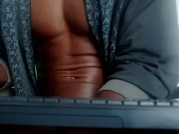 Stripchat Sex Cam of drake_brwon_23