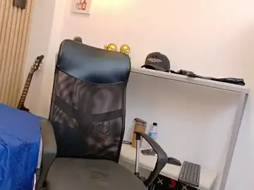 Stripchat Watch Live Sex Cams of Zayn_Fox32