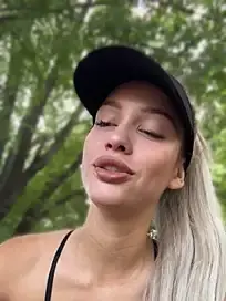 Stripchat Sex Cam of KikiWatson