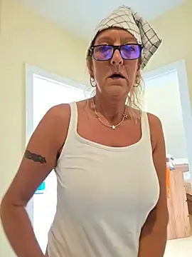 Stripchat Free Live Porn of HotWifeLyn68