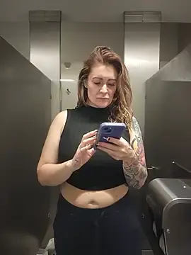 Stripchat Live Sex Cam of HollyTattoo