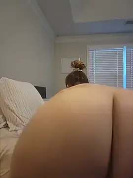 Stripchat Live Sex Cam of HollyTattoo