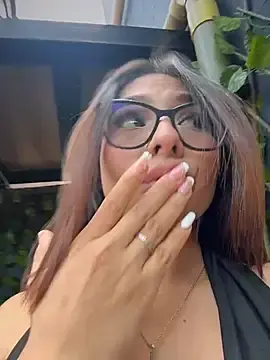 Stripchat Sex Cam of amira_cute2