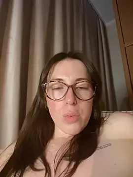 Stripchat Adult Webcam of MommmyYummy