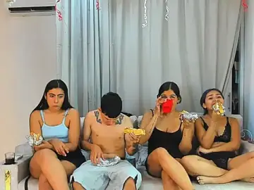 Stripchat Live Sex Cam of stangirls_