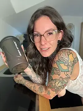 Stripchat Free Porn Cam of BrownieyQueen