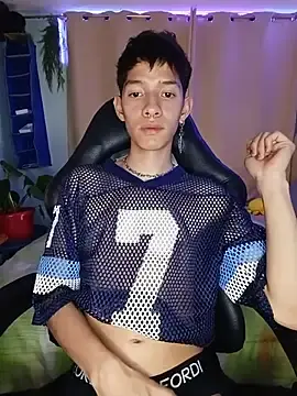 Stripchat Free Porn Cam of heyy_noah11