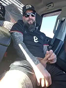 Stripchat Free Porn Cam of Beardedtattood