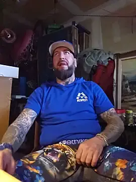 Stripchat Free Porn Cam of Beardedtattood