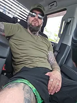 Stripchat Free Porn Cam of Beardedtattood