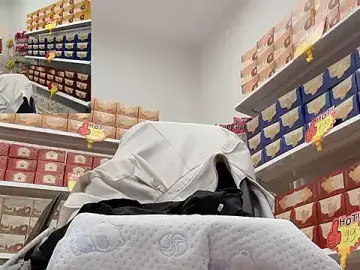 Stripchat Sex Cam of Sneaky_Cumshoot