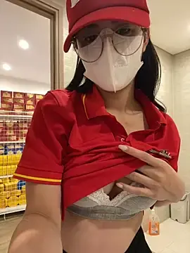Stripchat Free Porn Cam of Sneaky_Cumshoot