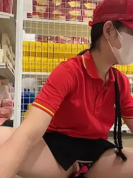 Stripchat Live Sex of Sneaky_Cumshoot