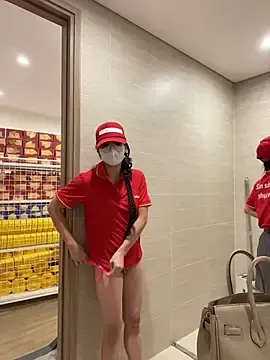 Stripchat Live Sex Cam of Sneaky_Cumshoot