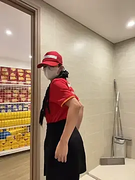 Stripchat Live Sex Cam of Sneaky_Cumshoot