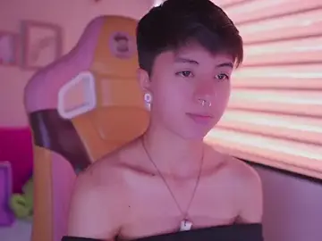 Stripchat Sex Cam of tommy_blue