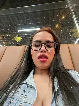 Stripchat Live Sex Cam of andra_rose