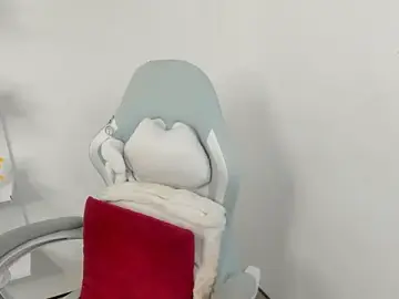 Stripchat Live Sex Cam of hollycute__