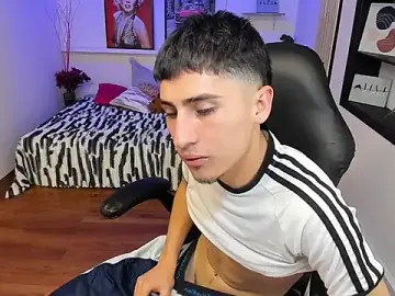 Stripchat Live Porn of Benji23_