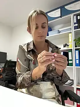 Stripchat Sex Cam of Hii_Lolla