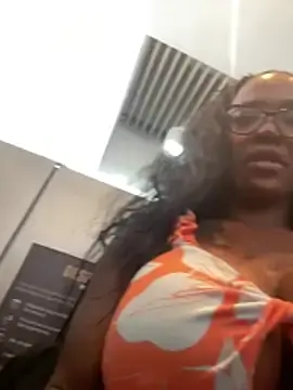 Stripchat Sex Cam of Bustykeyla