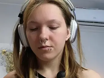 Stripchat Live Sex Cam of LauraLowe