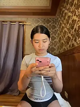 Stripchat Free Live Porn of hugecock_molly