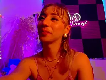 Stripchat Live Sex Cam of Littlebunny21