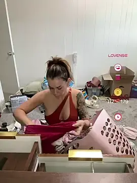 Stripchat Live Sex Cam of MommyGambit