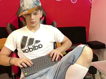 Stripchat Live Sex Cam of LoganSteel_