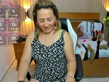 Stripchat Sex Cam of luciana_ballesteros_